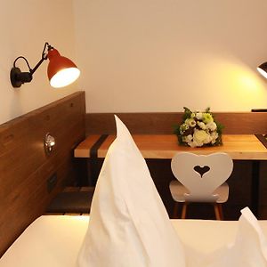 Zimmer mit Kingsize-Bett